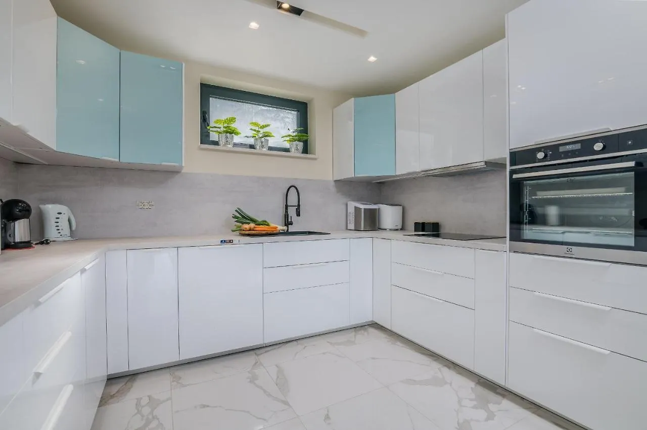 Apartment Sofija With Private Pool And Sea View Malinska