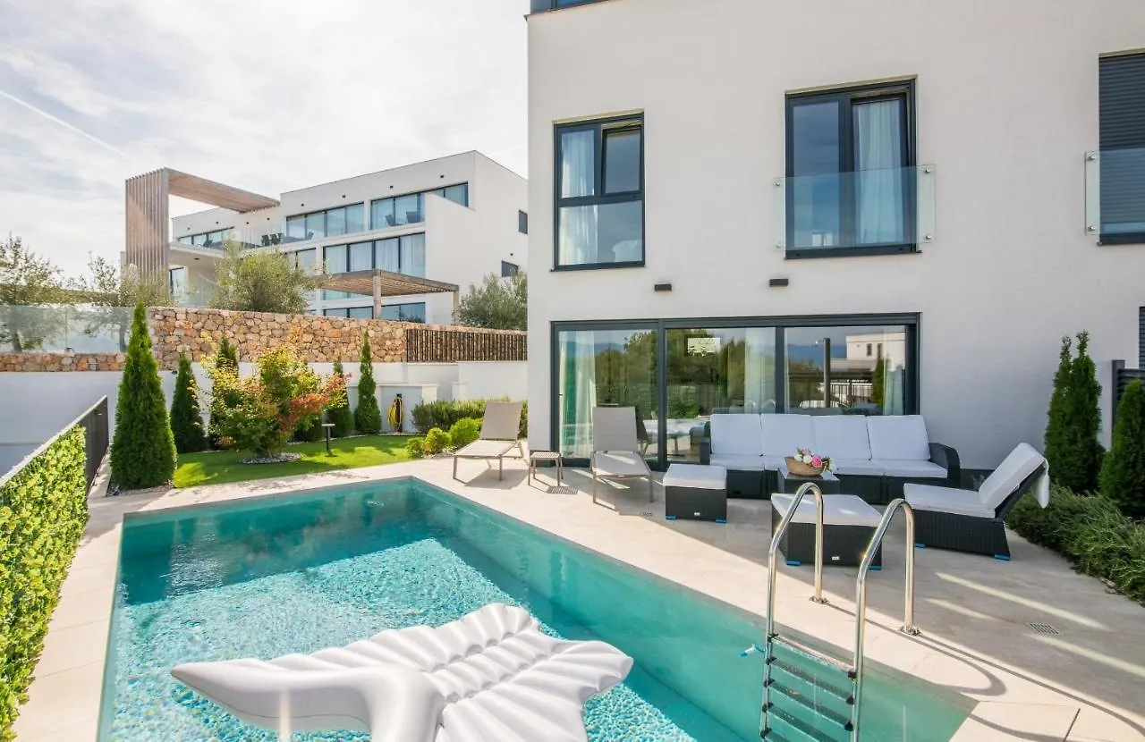 Apartment Sofija With Private Pool And Sea View Malinska